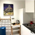 Petite cuisine avec tableau de Van Gogh