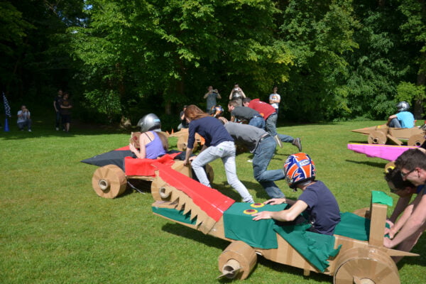 Voiture de course en carton