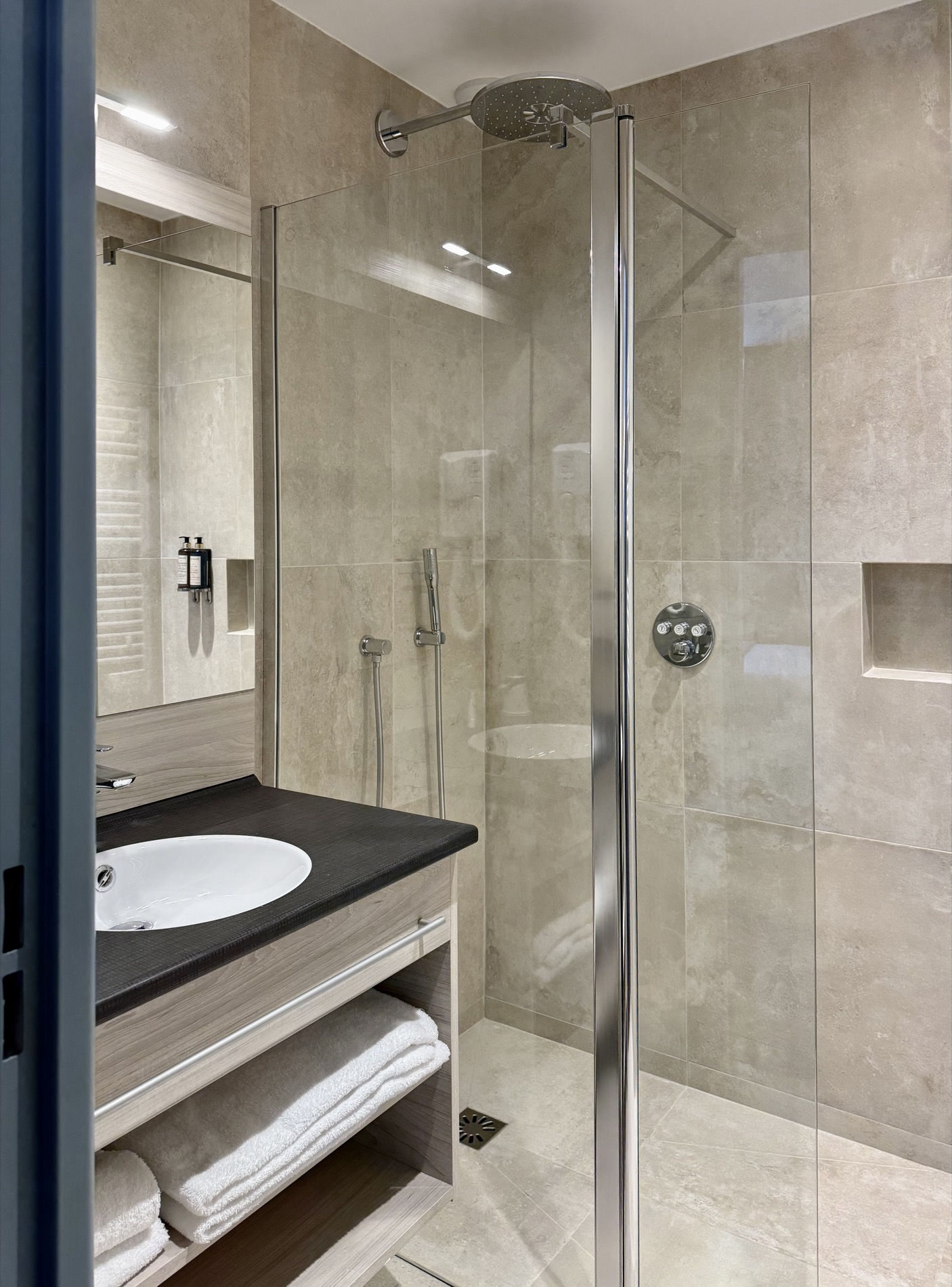 Salle de douche d'hôtel business près de Pontoise